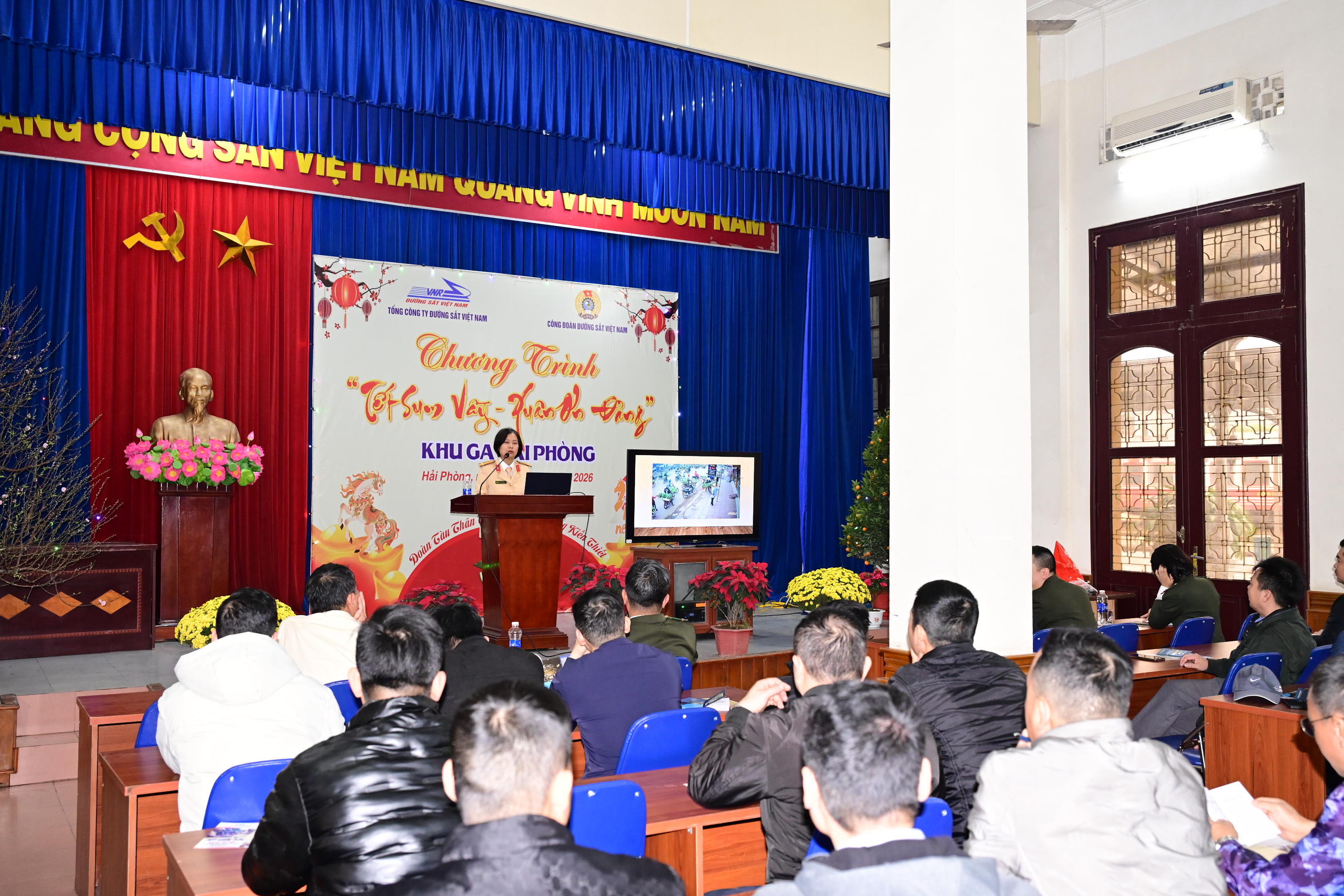 Phòng Cảnh sát giao thông phối hợp Phòng An ninh kinh tế tuyên truyền an toàn giao thông cho cán bộ, công nhân viên Ga Hải Phòng